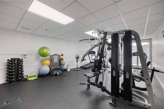 3200 Collins Ave, Unit 12-3 in Miami Beach, FL - Building Photo - Building Photo