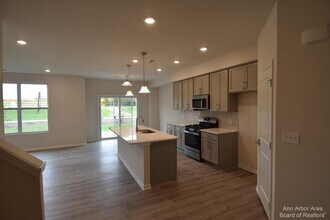 105 Salt Springs Dr in Saline, MI - Building Photo - Building Photo