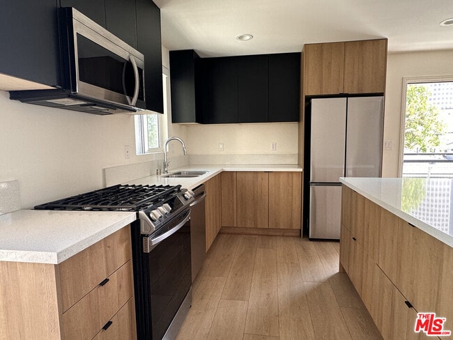 3807 W Heffron Dr in Burbank, CA - Building Photo - Building Photo