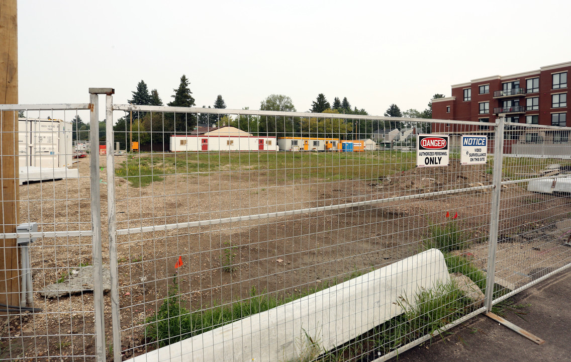 Windsor House in Edmonton, AB - Building Photo