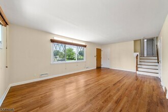 267 Church Ln in Wayne, NJ - Foto de edificio - Building Photo