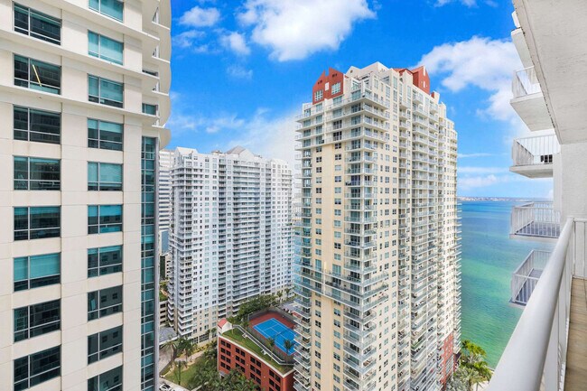 1200 Brickell Bay Dr in Miami, FL - Building Photo - Building Photo