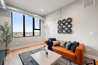 6044 N Winthrop Ave in Chicago, IL - Building Photo - Building Photo