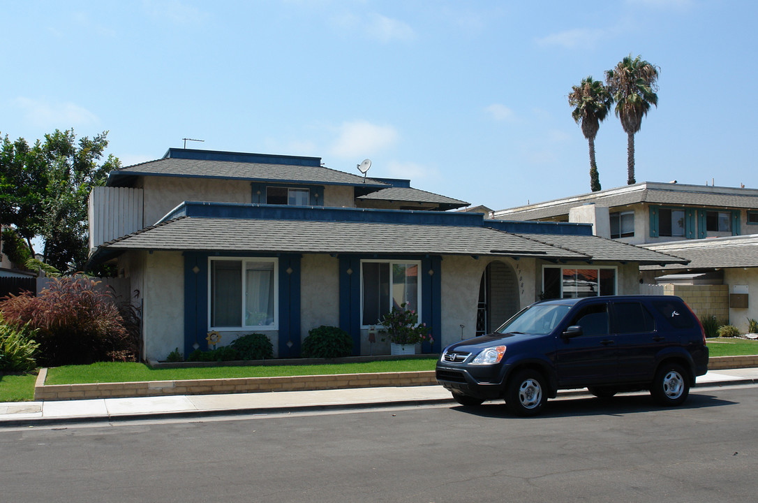 17081 Evergreen Cir in Huntington Beach, CA - Building Photo