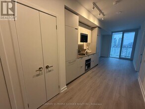 1 Fairview Rd E in Mississauga, ON - Building Photo - Building Photo