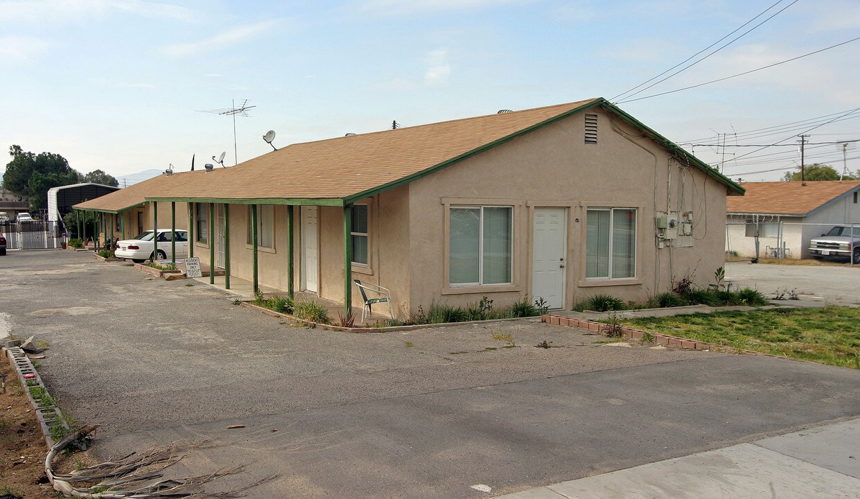 495 Iowa in Riverside, CA - Foto de edificio