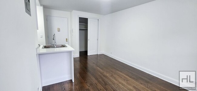 E 16 ST, Unit 3X in New York, NY - Foto de edificio - Building Photo