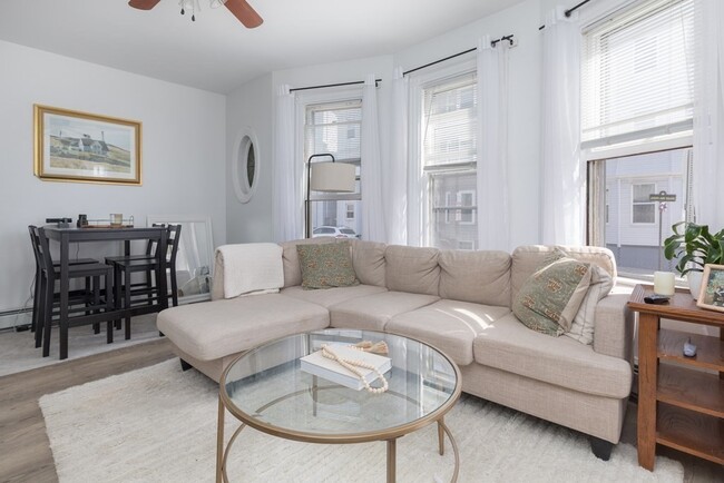 155 L St, Unit 1 in Boston, MA - Building Photo - Building Photo