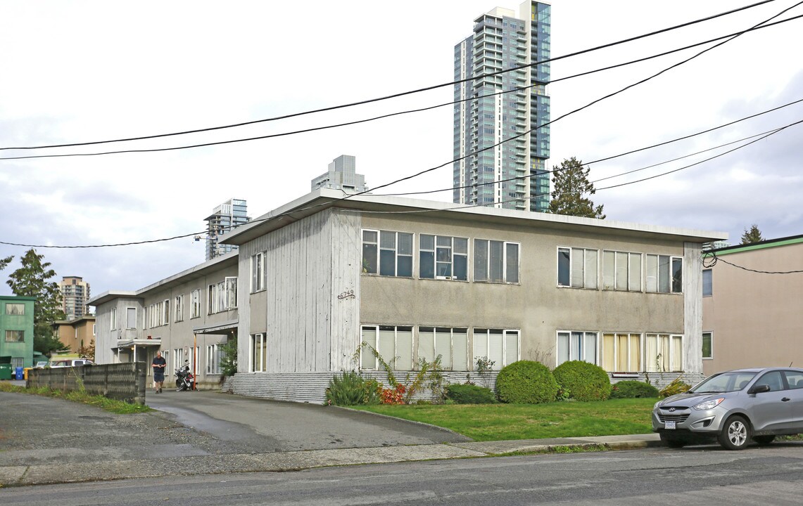 6749 Dow Av in Burnaby, BC - Building Photo