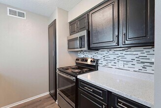 531 Bedford Rd, Unit 221 in Bedford, TX - Foto de edificio - Building Photo