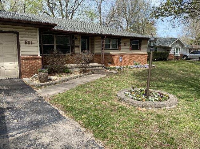 property at 521 N Lone Pine Ave