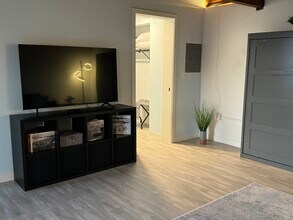 1420 Madison Ave, Unit Columbia RiverView Studio in Astoria, OR - Foto de edificio - Building Photo