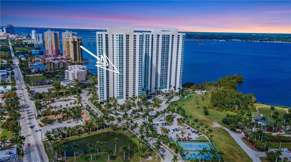 3000 Oasis Grand Blvd in Ft. Myers, FL - Foto de edificio