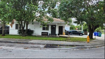 580 NW 58th St in Miami, FL - Building Photo