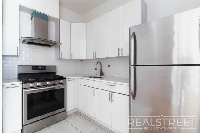LUXURY 3 BR in Queens!