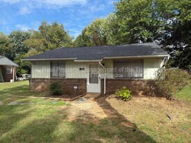 1415 Comstock Ln in Greensboro, NC - Building Photo