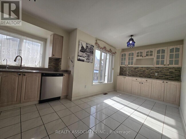 1075 Ellesmere Rd in Toronto, ON - Building Photo - Building Photo