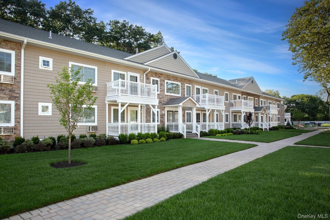 206a Jefferson Ave in Saint James, NY - Building Photo