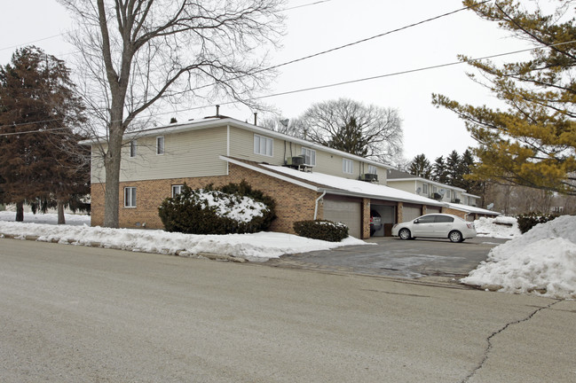 Elmherst Court in Williams Bay, WI - Foto de edificio - Building Photo