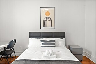 3225 Saint-Antoine Rue O in Westmount, QC - Building Photo - Building Photo