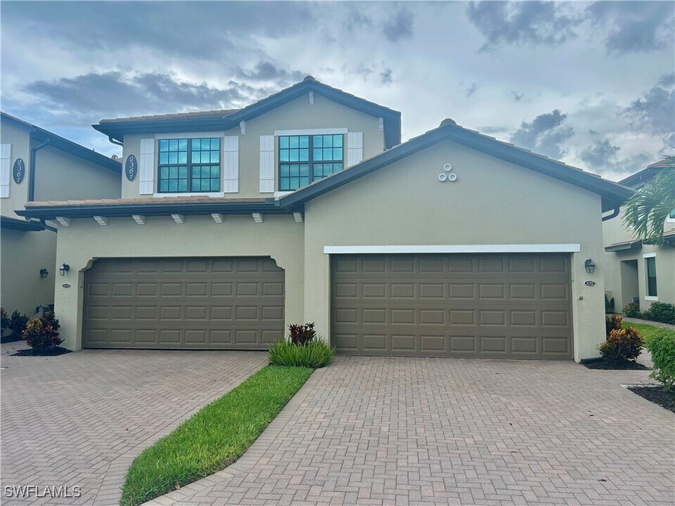 2361 Anguilla Dr in Naples, FL - Building Photo