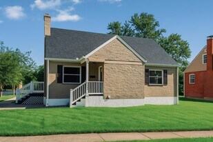 6824 Salem Rd in Cincinnati, OH - Building Photo