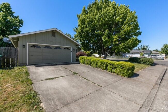 725 Aspen St in Medford, OR - Building Photo - Building Photo