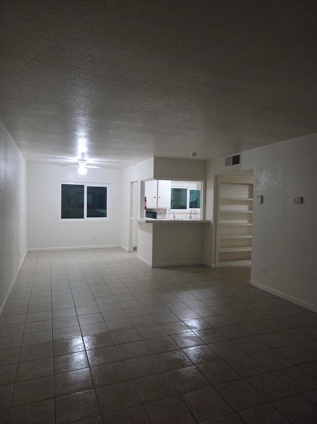 1341 W Avenue J4, Unit 102 in Lancaster, CA - Foto de edificio - Building Photo