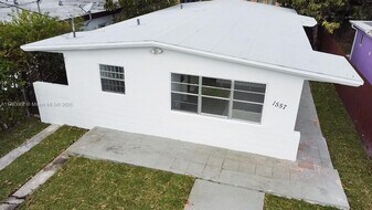 1557 NW 66th St in Miami, FL - Building Photo