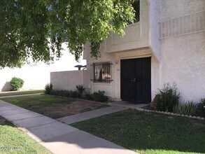 5214 N 42nd Ln in Phoenix, AZ - Building Photo - Building Photo
