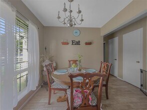 810 Pleasant Valley Rd in Garland, TX - Foto de edificio - Building Photo
