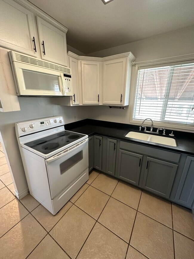 321 W 4650 S-Unit -321 W 4650 S Unit A in Washington Terrace, UT - Building Photo - Building Photo