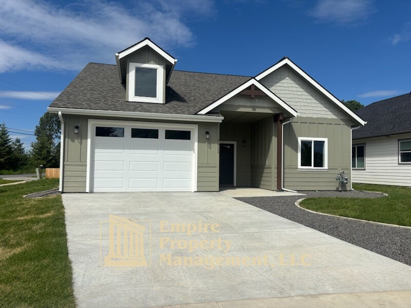 1611 Irvine Wy in Sandpoint, ID - Building Photo