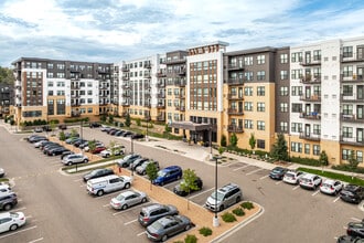 Bren Road Station 55+ Apartments in Minnetonka, MN - Foto de edificio - Building Photo