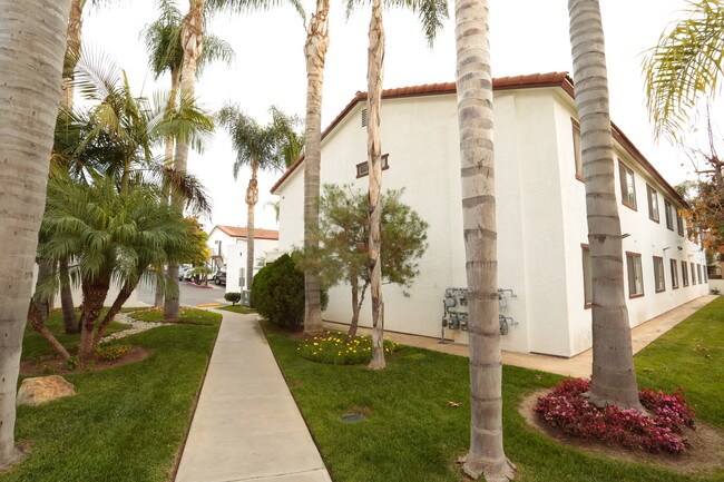 Plymouth Heights Apartments in Vista, CA - Foto de edificio - Building Photo