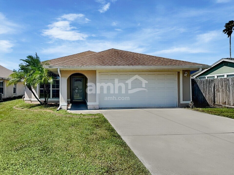 2465 Saint Pauls Dr in Titusville, FL - Foto de edificio