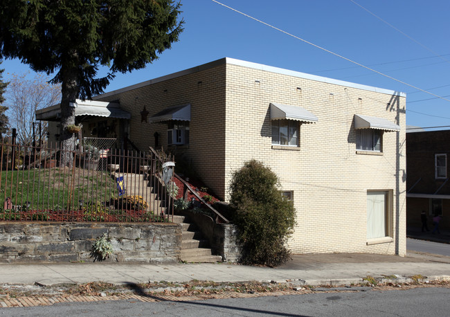 737 Gaston Ave in Fairmont, WV - Foto de edificio - Building Photo