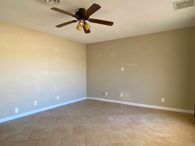 236 S American St in Ridgecrest, CA - Foto de edificio - Building Photo