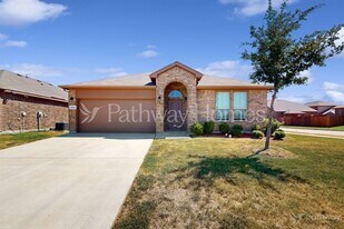 1000 Meadow Scape Dr in Burleson, TX - Building Photo