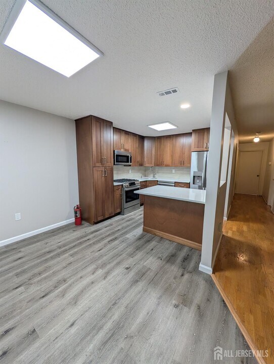 381 Lancaster Ct in Piscataway, NJ - Building Photo