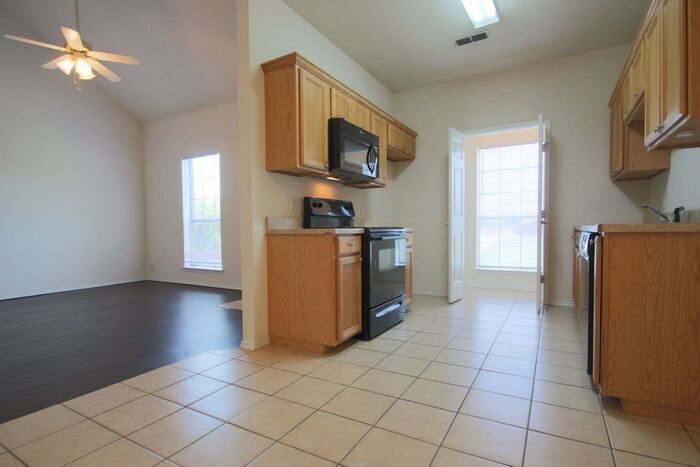 130 Lindas Creek Ln in Weatherford, TX - Building Photo