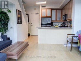 901 Queen St W in Toronto, ON - Building Photo