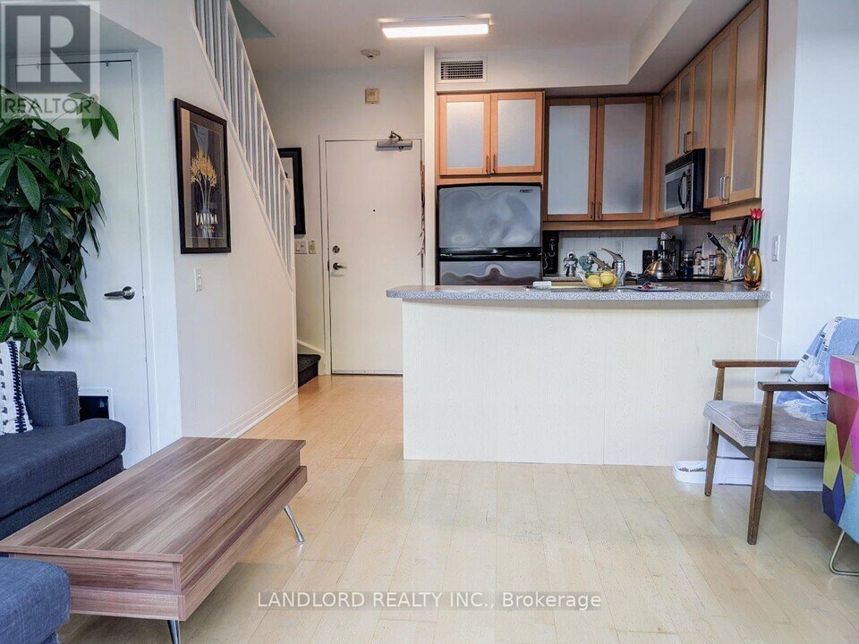 901 Queen St W in Toronto, ON - Building Photo