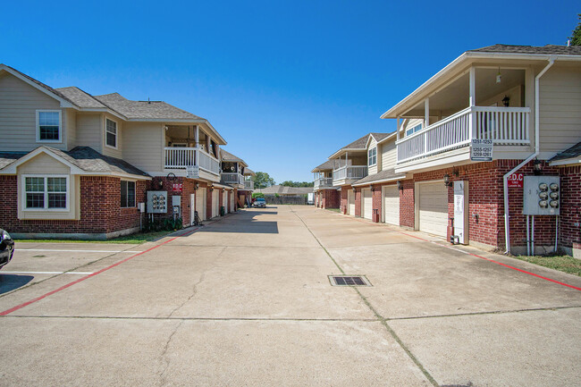 1239 Lovett St in Tomball, TX - Building Photo - Building Photo