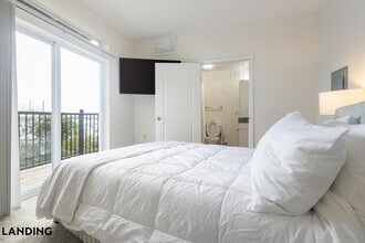 4921 Pretty Lake Ave, Unit 201 in Norfolk, VA - Foto de edificio - Building Photo