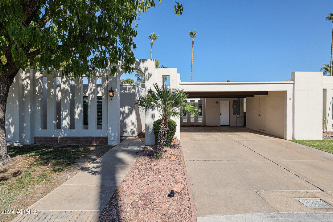 8752 E Vía De Viva in Scottsdale, AZ - Foto de edificio