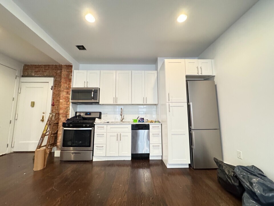410 Eastern Pkwy in Brooklyn, NY - Building Photo