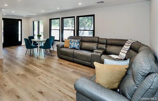 2 Park Ave in Greenvale, NY - Building Photo - Building Photo