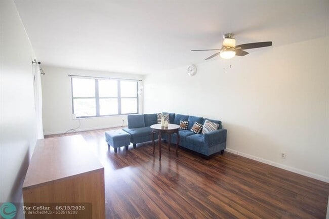 2316 S Cypress Bend Dr in Pompano Beach, FL - Building Photo - Building Photo