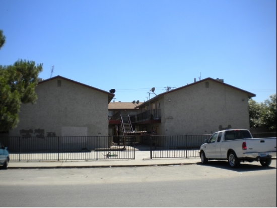 12771 1st Dr in Cutler, CA - Building Photo